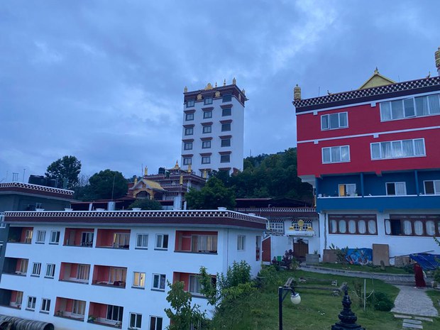 བལ་ཡུལ་དུ་ཡོད་པའི་ཁྲ་འགུ་སྲས་མཁར་དགུ་ཐོག་ཞེས་པའི་སྒྲུབ་སྡེའི་སྐོར།