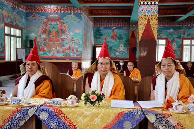 དཔལ་ས་སྐྱའི་བཙུན་མ་གསུམ་ལ་མཁན་མོའི་མཚན་གནས་ཕུལ་བ།