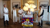 ཧྥརནསི་དང་བོད་ཅེས་པའི་བོད་དོན་རྒྱབ་སྐྱོར་ཚོགས་པའི་ཚོགས་གཙོ་ལྕམ་Marcelle Roux་ལ་གཟེངས་རྟགས་དང་ཆེ་བསྟོད་ཞུས་པ།