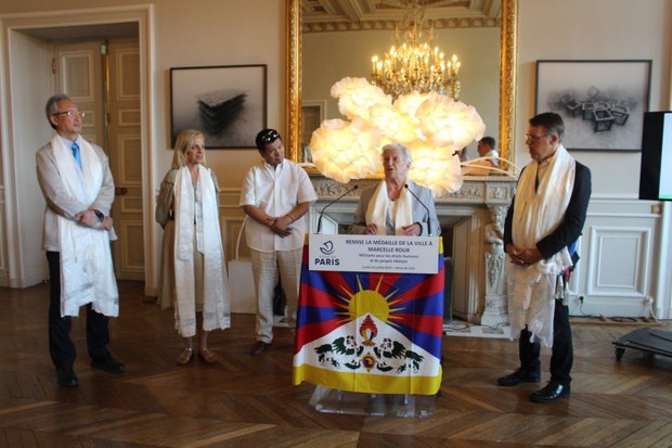 ཧྥརནསི་དང་བོད་ཅེས་པའི་བོད་དོན་རྒྱབ་སྐྱོར་ཚོགས་པའི་ཚོགས་གཙོ་ལྕམ་Marcelle Roux་ལ་གཟེངས་རྟགས་དང་ཆེ་བསྟོད་ཞུས་པ། ཧྥརནསི་དང་བོད་ཅེས་པའི་བོད་དོན་རྒྱབ་སྐྱོར་ཚོགས་པའི་ཚོགས་གཙོ་ལྕམ་Marcelle Roux་ལ་གཟེངས་རྟགས་དང་ཆེ་བསྟོད་ཞུས་པ།