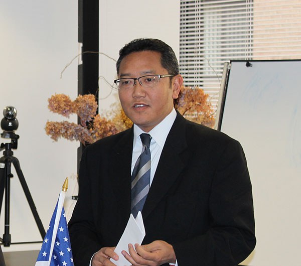 ༸གོང་ས་མཆོག་མི་ནི་སོ་ཊའི་ནང་ཞབས་སོར་འཁོད་པ། ༸གོང་ས་མཆོག་མི་ནི་སོ་ཊའི་ནང་ཞབས་སོར་འཁོད་པ།