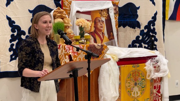 ཨ་རིའི་བོད་དོན་དམིགས་བསལ་འབྲེལ་མཐུད་པའི་ལས་ཁུངས་ཀྱི་སློབ་སྟོན་པ་ལྕམ་Alison Bartel བོད་མིའི་ལོ་གསར་སྲུང་བརྩི་སྐབས་ཆེད་ཕེབས་གནང་ཡོད་པ། ཨ་རིའི་བོད་དོན་དམིགས་བསལ་འབྲེལ་མཐུད་པའི་ལས་ཁུངས་ཀྱི་སློབ་སྟོན་པ་ལྕམ་Alison Bartel བོད་མིའི་ལོ་གསར་སྲུང་བརྩི་སྐབས་ཆེད་ཕེབས་གནང་ཡོད་པ།