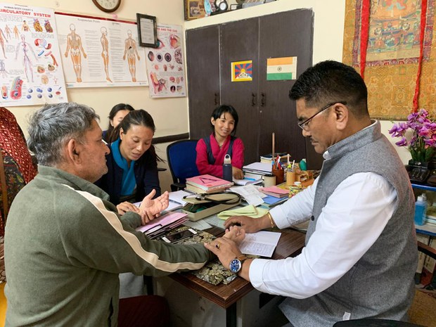 བོད་སྨན་བསྟེན་བསྟུགས་སླད་དེབ་སྐྱེལ་བྱས་པའི་མི་གྲངས་༣༤༠༠ཡོད་པ།