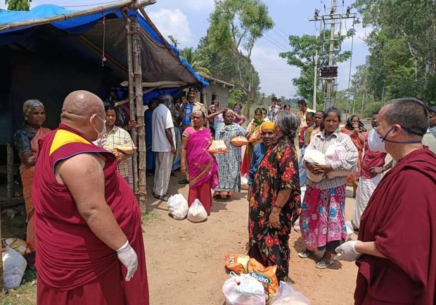 དགོན་སྡེ་ཁག་གིས་རྒྱ་གར་ཡུལ་མིར་རོགས་སྐྱོར་གནང་བ།
