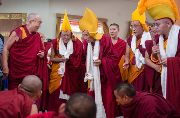 གདན་སའི་སློབ་གཉེར་ཡར་རྒྱས་ཡོང་བའི་ཐབས་ལམ་རྨད་དུ་བྱུང་བ་དེ་ནི་དགེ་ལུགས་རྒྱུགས་སྤྲོད་འདིས་མཚོན་པ།