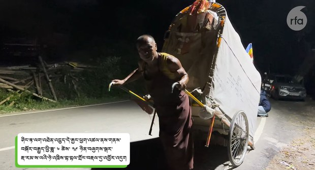 བོད་པའི་དགེ་འདུན་པ་སྐལ་བཟང་བསྟན་འཛིན་ལགས་ཀྱིས་ཤིང་རྟ་ལག་འཐེན་འདྲུད་དེ་རྐྱང་ཕྱག་དང་གནས་སྐོར་གནང་བ། བོད་པའི་དགེ་འདུན་པ་སྐལ་བཟང་བསྟན་འཛིན་ལགས་ཀྱིས་ཤིང་རྟ་ལག་འཐེན་འདྲུད་དེ་རྐྱང་ཕྱག་དང་གནས་སྐོར་གནང་བ།