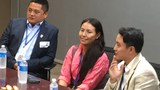 རྒྱན་ཆའི་ཚོང་གཉེར་ཐོག་རང་ནུས་བཏོན་བཞིན་པ།