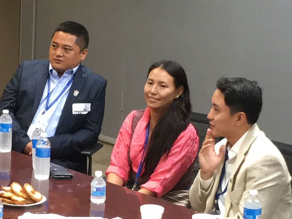 རྒྱན་ཆའི་ཚོང་གཉེར་ཐོག་རང་ནུས་བཏོན་བཞིན་པ།