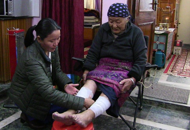ལྡེ་ར་ལྡུན་ཁུལ་དུ་འཕྲོད་བསྟེན་སྨན་ཁང་གི་སྨན་ཞབས་པ་ཚོས་ནད་པ་ཡོད་སར་བཅར་ཏེ་ན་ཚ་བརྟག་དཔྱད་བྱེད་བཞིན་པ།
