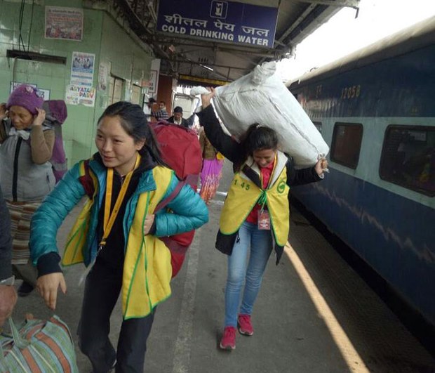 རྡོ་རྗེ་གདན་དུ་སྤྱི་ཚོགས་ཀྱི་དང་བླངས་ཞབས་ཞུ།