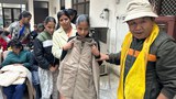 རྒྱ་གར་གྱི་ཉམས་ཐག་མི་མང་ལ་ཟས་གོས་སྦྱིན་པ་བཏང་བ།