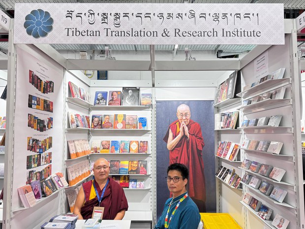 རྒྱལ་སྤྱིའི་དཔེ་དེབ་ཁྲོམ་འདུས་སུ་༧གོང་ས་༧སྐྱབས་མགོན་ཆེན་པོ་མཆོག་གི་གསུང་རྩོམ་ཕྱག་དེབ་འགྲེམས་སྤེལ་ཞུས་པ།