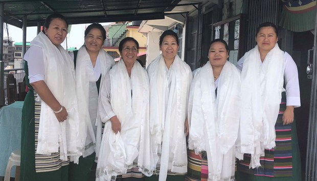 བུད་མེད་ལྷན་ཚོགས་ནས་ཏོག་དབྱིབས་ནད་ཡོམས་སྔོན་འགོག་གི་ལས་དོན་ལ་དང་བླང་ཞབས་ཞུའི་ལས་དོན་སྤེལ་བཞིན་པ།