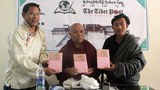 རྡ་སར་སྨྱུག་ཐོགས་བོད་མོ་ཞེས་པའི་དཔེ་དེབ་དབུ་འབྱེད་གནང་བ།