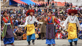 བོད་མིའི་གཞོན་སྐྱེས་ཚོས་སྒོར་གཞས་ལས་འགུལ་ཐེ་བའི་ལས་འགུལ་སྣ་ཚོགས་བརྒྱུད་ནས་རང་གི་ཐུན་མོང་མ་ཡིན་པའི་ངོ་བོ་སྲུང་སྐྱོབ་བྱས་པ།