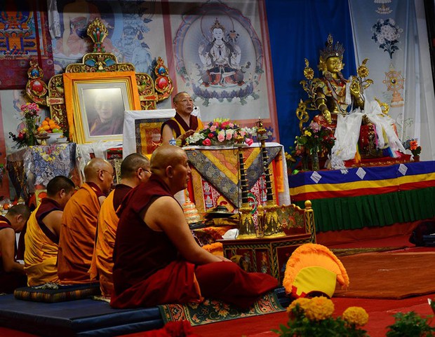 ཁེ་ན་ཌར་ས་ག་ཟླ་བའི་ཉིན་མཆོད་འབུལ་གནང་བ། ཁེ་ན་ཌར་ས་ག་ཟླ་བའི་ཉིན་མཆོད་འབུལ་གནང་བ།