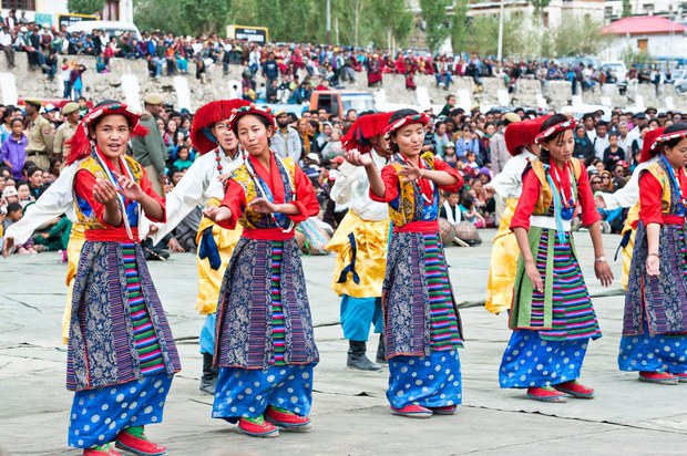 དེང་དུས་ཀྱི་བོད་ཀྱི་སྤྱི་ཚོགས་ཁྲོད་དུ་སྔར་སྲོལ་རྒྱུན་འཛིན། དེང་དུས་ཀྱི་བོད་ཀྱི་སྤྱི་ཚོགས་ཁྲོད་དུ་སྔར་སྲོལ་རྒྱུན་འཛིན།
