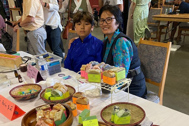 བོད་པའི་བེུད་ཅིག་གིས་གཙང་བཟོའི་ཁེ་གཉེར་ལས་ཁང་ནང་མི་གྲངས་ ༡༠༠ ཙམ་ལ་ལས་ཀའི་གོ་སྐབས་སྐྲུན་འདུག