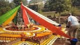 གནས་མཆོག་རྡོ་རྗེ་གདན་དུ་མེ་ཏོག་གི་མཆོད་པ།