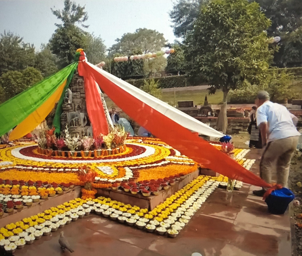 གནས་མཆོག་རྡོ་རྗེ་གདན་དུ་མེ་ཏོག་གི་མཆོད་པ།