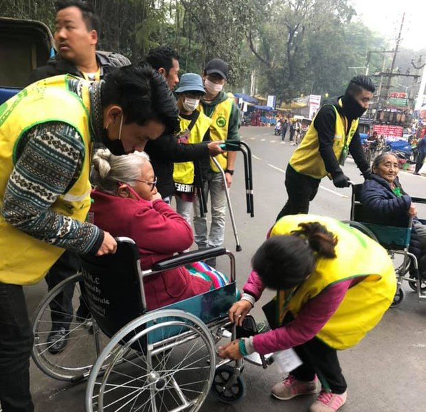 རྡོ་རྗེ་གདན་དུ་སྤྱི་ཚོགས་ཞབས་ཞུ། རྡོ་རྗེ་གདན་དུ་སྤྱི་ཚོགས་ཞབས་ཞུ།