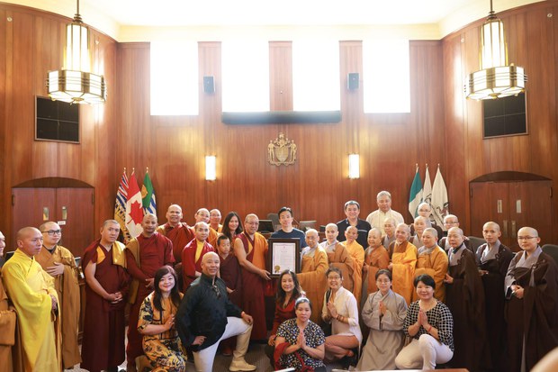 ཁེ་ན་ཌའི་བེན་ཁུའུ་བར་གྲོང་ཁྱེར་གཞུང་གིས་ས་ག་ཟླ་བ་དེ་བཞིན་ནང་པའི་དུས་ཆེན་དུ་གཞུང་འབྲེལ་སྲུང་བརྩི་ཞུ། ཁེ་ན་ཌའི་བེན་ཁུའུ་བར་གྲོང་ཁྱེར་གཞུང་གིས་ས་ག་ཟླ་བ་དེ་བཞིན་ནང་པའི་དུས་ཆེན་དུ་གཞུང་འབྲེལ་སྲུང་བརྩི་ཞུ།