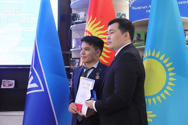 གཞོན་སྐྱེས་ཚན་རིག་པ་རྩེ་ཕུད་ཀྱི་བྱ་དགའ།