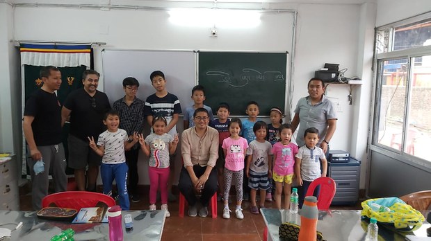 འཛོམས་ས་ཞེས་པའི་བོད་ཀྱི་སྐད་ཡིག་དང་རིག་གཞུང་སྦྱོང་བརྡར་བསྟི་གནས་ཁང་། འཛོམས་ས་ཞེས་པའི་བོད་ཀྱི་སྐད་ཡིག་དང་རིག་གཞུང་སྦྱོང་བརྡར་བསྟི་གནས་ཁང་།