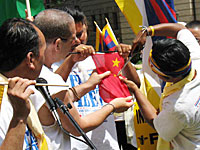 rangzen-flag-cutting-200.jpg rangzen-flag-cutting-200.jpg