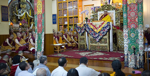 ༸གོང་ས་མཆོག་ནས་ཐེ་དབན་རྒྱ་རིགས་ཚོར་གསུང་ཆོས། ༸གོང་ས་མཆོག་ནས་ཐེ་དབན་རྒྱ་རིགས་ཚོར་གསུང་ཆོས།