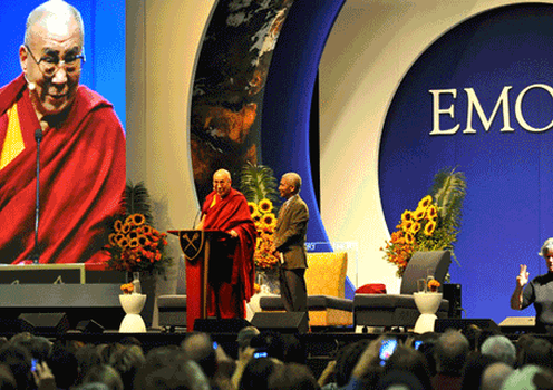 ཨ་རིའི་ཨེ་མོ་རི་གཙུག་ལག་སློབ་གྲྭར་བཀའ་སློབ་གནང་བཞིན་པ།
