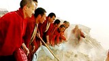 ཁམས་སྐྱེ་རྒུ་མདོ་རུ་མུ་མཐུད་ནས་དཀའ་ངལ་འཕྲད་བཞིན་པ།