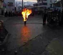རྡོ་རྗེ་ལགས་ཀྱིས་རང་ལུས་མེར་བསྲེགས། རྡོ་རྗེ་ལགས་ཀྱིས་རང་ལུས་མེར་བསྲེགས།