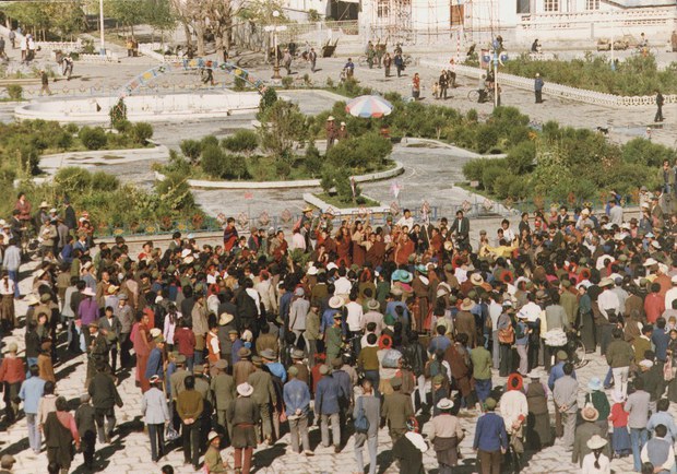 བྲས་སྤུངས་ཀྱི་དགེ་འདུན་པ་ ༢༡ གིས་རྒྱ་གཞུང་ལ་ངོ་རྒོལ་གནང་ནས་ལོ་༣༣་འཁོར་བ། བྲས་སྤུངས་ཀྱི་དགེ་འདུན་པ་ ༢༡ གིས་རྒྱ་གཞུང་ལ་ངོ་རྒོལ་གནང་ནས་ལོ་༣༣་འཁོར་བ།