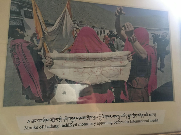 ས་བྱི་ཞི་རྒོལ་ཆེན་མོའི་སྐབས་གསར་འགོད་པའི་མདུན་དུ་ངོ་རྒོལ།