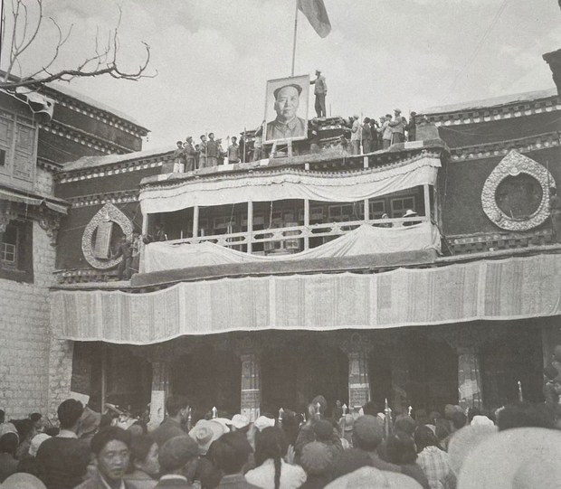 རིག་གནས་གསར་བརྗེའི་དམར་པོའི་རླུང་འཚུབ་ལ་ཕྱིར་མིག་བལྟས་པ།