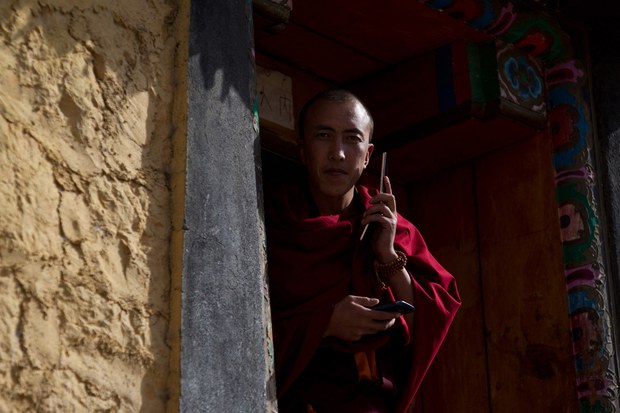 བོད་ནས་ཕྱི་ཕྱོགས་སུ་འབྲེལ་བ་བྱས་པར་འཛིན་བཟུང་།