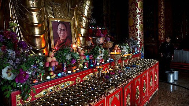 ཁ་པར་ནང་༸གོང་ས་མཆོག་གི་སྐུ་པར་ཡོད་པར་བཀག་ཉར།