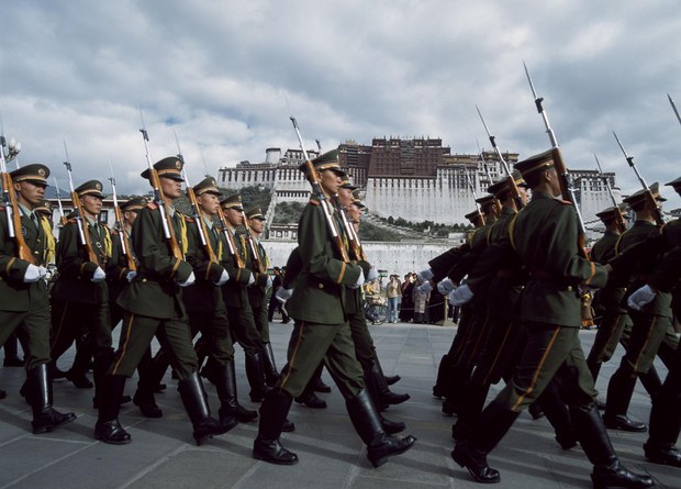 བོད་མི་རིགས་ཀྱི་ངོ་བོ་རྒྱ་རུ་སྒྱུར་རྒྱུའི་སྲིད་ཇུས་སྔར་བཞིན་གནས་ངེས་པ།