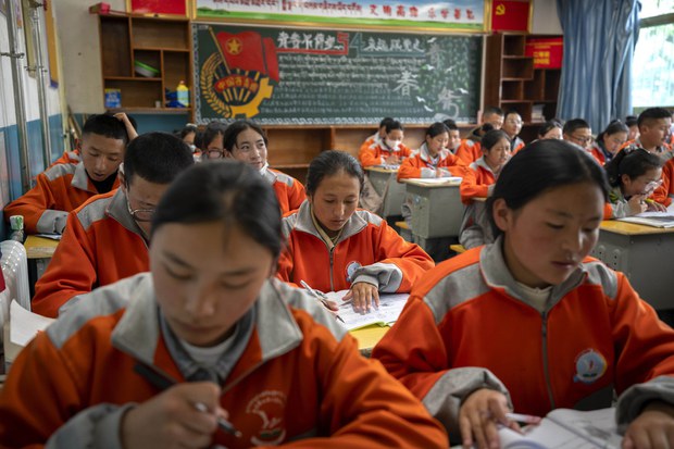 རྒྱ་དམར་གཞུང་གིས་བོད་ཀྱི་ཐུན་མོང་མ་ཡིན་པའི་རིག་གཞུང་རྩ་མེད་བཟོན་བཞིན་པ།