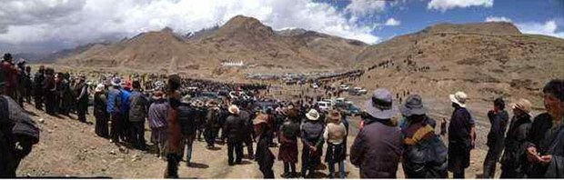 གནས་རི་གསེར་ཀྲམ་རྫ་རྒན་ཞེས་པར་གཏེར་ཁ་སྔོག་འདོན། གནས་རི་གསེར་ཀྲམ་རྫ་རྒན་ཞེས་པར་གཏེར་ཁ་སྔོག་འདོན།