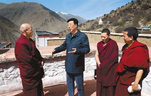 དགོན་པ་ཁག་གི་ནང་དམར་པོའི་ལྟ་བ་སྤེལ་ཐབས་བྱེད་བཞིན་པ།