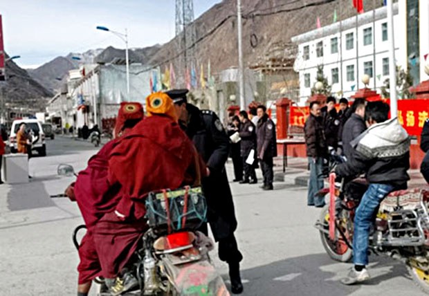 བློ་བཟང་དགེ་འདུན་ལ་ཁྲིམས་ཐག་བཅད་པ། བློ་བཟང་དགེ་འདུན་ལ་ཁྲིམས་ཐག་བཅད་པ།