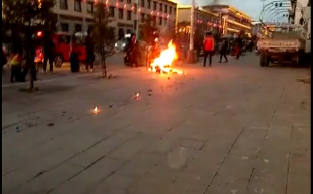 བཀྲི་ཤིས་རབ་བརྟན་ལགས་ཀྱི་བཟའ་ཟླ་དང་བུ་མོ་འཛིན་བཟུང་བྱས་པ།