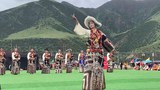 ཁམས་འབྲི་རུ་རྫོང་གི་བོད་ན་གཞོན་ཁག་ཅིག་ལ་སྲོལ་རྒྱུན་བོད་ཆས་གྱོན་ནས་འཁྲབ་སྟོན་བྱེད་དུ་བཅུག་པ།