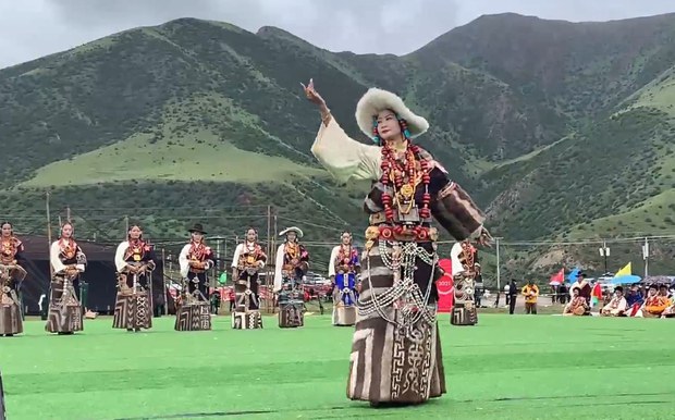 ཁམས་འབྲི་རུ་རྫོང་གི་བོད་ན་གཞོན་ཁག་ཅིག་ལ་སྲོལ་རྒྱུན་བོད་ཆས་གྱོན་ནས་འཁྲབ་སྟོན་བྱེད་དུ་བཅུག་པ།