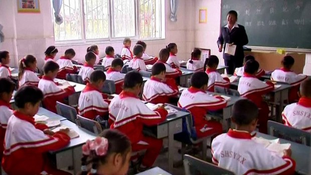 བོད་ནང་གི་སྔོན་འགྲོའི་སློབ་གྲྭ་ཁག་ཏུ་བསླབ་གཞི་དག་རྒྱ་སྐད་རྒྱ་ཡིག་གི་ལམ་ནས་སློབ་ཁྲིད་བྱ་རྒྱུ་ཡིན་པ།