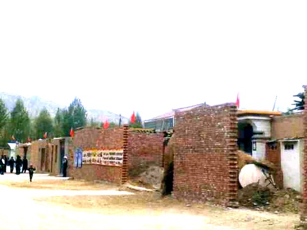 བོད་མིའི་ཁང་པའི་སྟེང་རྒྱ་མིའི་རྒྱལ་དར་བསྒྲེང་འཛུགས།