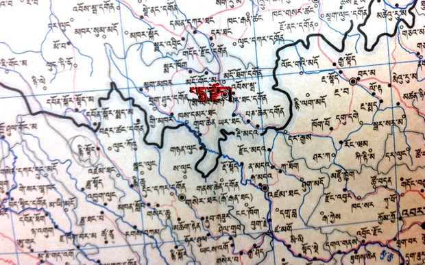 མགོ་ལོག་པདྨ་རྫོང་དུ་བོད་མི་༢འཛིན་བཟུང༌།