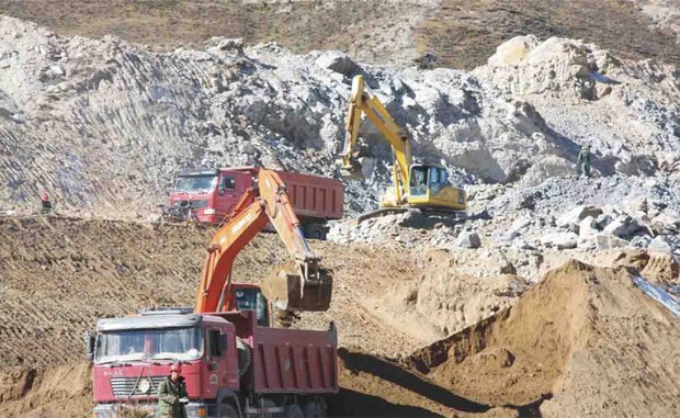 བོད་ནང་མུ་མཐུད་གཏེར་ཁ་བརྔོག་འདོན་བྱེད་བཞིན་པ།